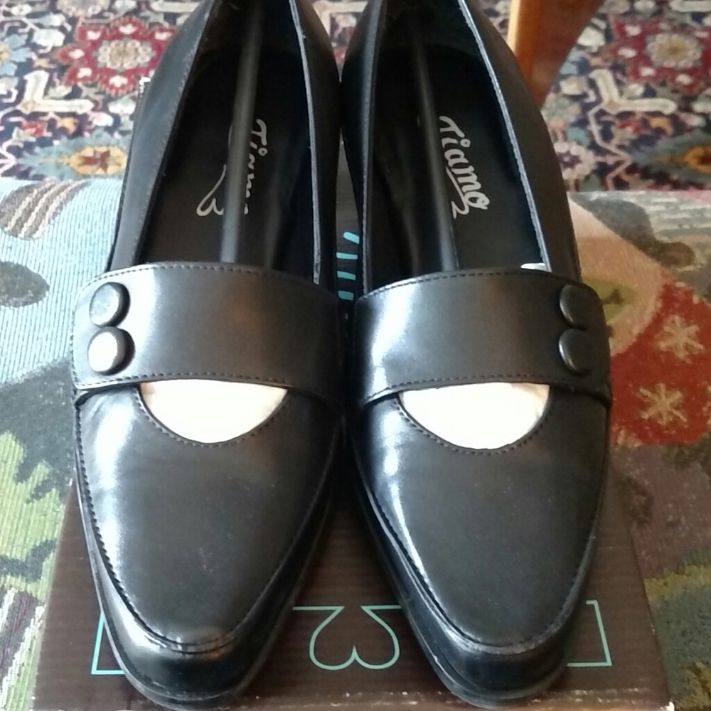 NIB Tiamo Black Leather Button Front Heels 7M